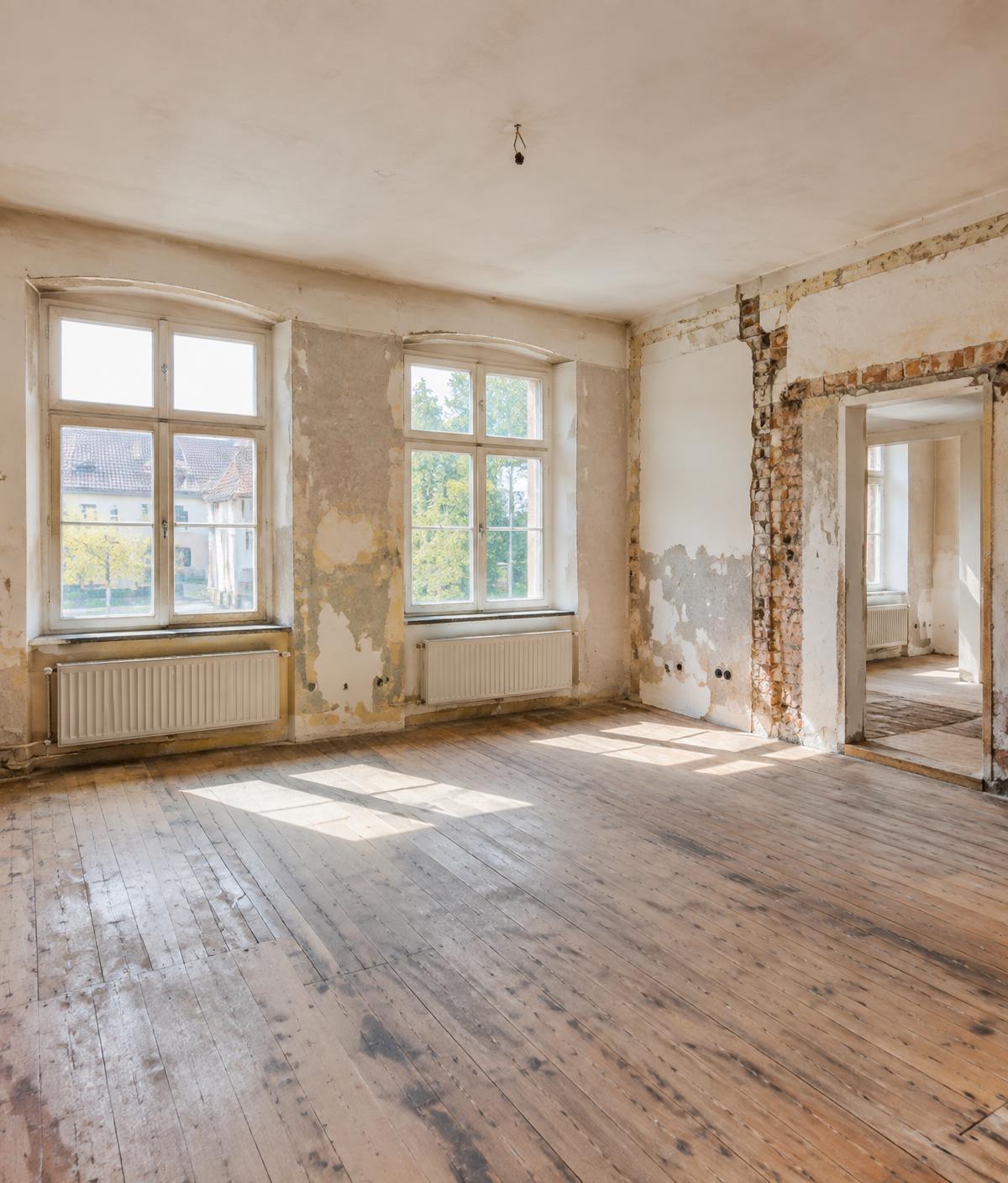 Renovierungsbedürftiger Innenraum mit Potenzial